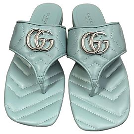 Gucci Marmont Flache Sandalen aus hellblauem Leder Blau