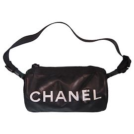 Chanel Sac Banane Noir en Cuir Verni Noir