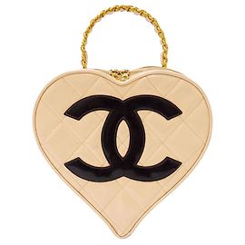 Bolsa de Vanity Chanel Matelassé Enamel Heart Bege