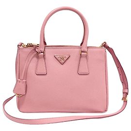 Prada Galleria Medium en Saffiano Lux Rose avec Triangle et Double Fermeture Éclair Dorée Rose