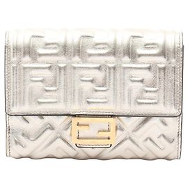 Cartera bi-fold Fendi Baguette Medium FF Embossed Otro