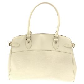 Louis Vuitton Epi Passy GM Shoulder Bag Eggshell