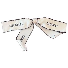 Broche de Cinta de Seda Blanca Chanel Blanco