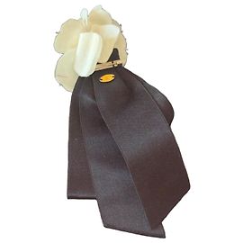 Broche Chanel Camélia em tecido creme e fita de seda preta Preto Cru