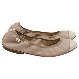 Sapatilhas Chanel CC Cap-Toe em couro bege Bege