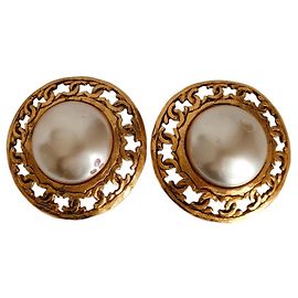 Orecchini a clip CHANEL 25 Coco Mark in metallo e perla finta D'oro