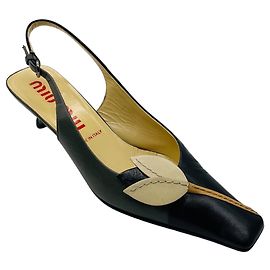 Miu Miu Slingback-Pumps mit niedrigem Absatz aus Leder mit Blütendetails Schwarz / Beige / Tan / Grau Schwarz