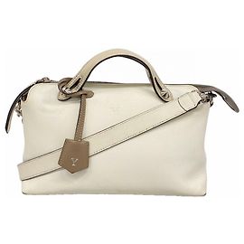Fendi By The Way Lederhandtasche in Elfenbein Roh