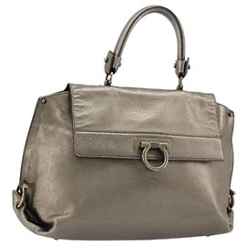 Bolsa Salvatore Ferragamo Gancini de couro prata Auth ka4466 Prata