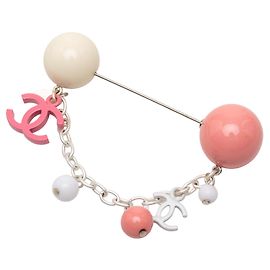 Chanel Broche Épingle CC en Résine Argentée Argentée Argenté