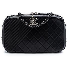 Bolsa de câmera Chanel Black Medium Quilted Lambskin Coco Boy Preto