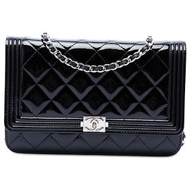 Cartera Boy Chanel negra acolchada en charol con cadena Negro