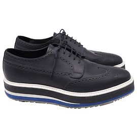 Scarpe Derby con plateau e brogue Prada in pelle nera Nero