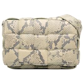 Bolsa transversal Cassette acolchoada em pele de cabra com relevo de python verde Bottega Veneta Verde Verde claro