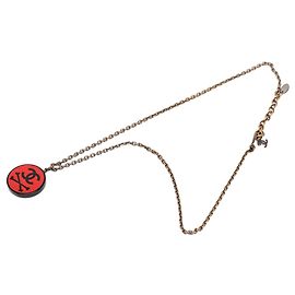 Chanel Red CC Gold Plated Resin Crossbones Runde Anhänger Halskette Andere