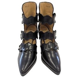 Toga Pulla Botas de cano curto em couro preto com fivelas e recortes Preto