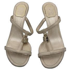 Christian Dior Sandálias Mule com cadeado em couro marfim Bege