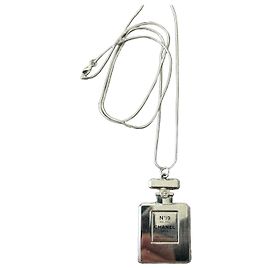 Colar Chanel N°19 Poudré em metal prateado Prata