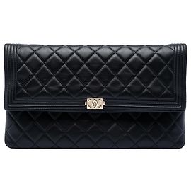 Clutch Beauty Foldover Boy en piel de cordero acolchada CC negro Chanel Negro