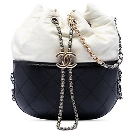 Borsa a secchiello Gabrielle Chanel in pelle di vitello trapuntata bicolore bianca Small Bianco