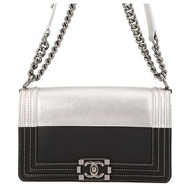 Borsa a tracolla Chanel Boy in pelle Chanel Nero Argento