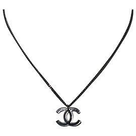 Collana Chanel con logo CC in resina nera e metallo argento D'oro Metallico