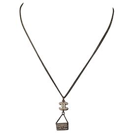 Pendentif collier sac flap Chanel 2003 CC en émail plaqué Or métal Doré Métallisé