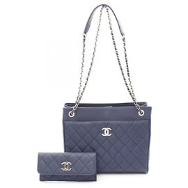Borsa a tracolla Chanel Matelassé in pelle Caviar Blu navy