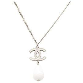 Colar com pingente Chanel Coco Mark Prata Branco