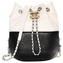 Borsa a secchiello Chanel Gabrielle in pelle trapuntata Nero Bianco