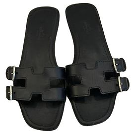 Hermès Chypre Black Leather Flat Sandals Black