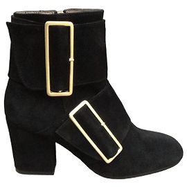 Avril Gau Botines de ante negro con hebilla dorada Negro