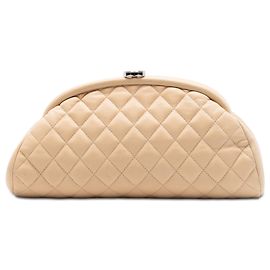 Chanel Timeless Kisslock Clutch aus gestepptem Lammleder beige Beige