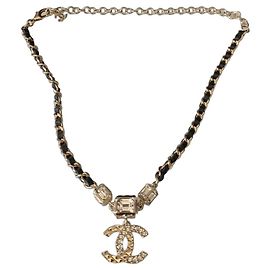 Colar Chanel CC com cristais e couro entrelaçado Gold hardware