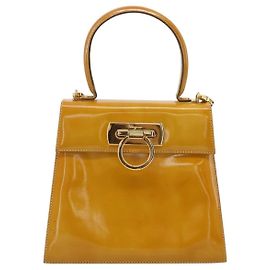 Salvatore Ferragamo Gancini en cuir verni Jaune