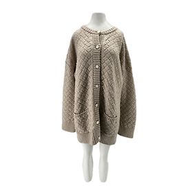 Autre Marque Wollpullover mit Blumenknöpfen Beige