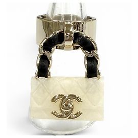 Charm per borsa Chanel B23C Matelassé Turnlock Nero Bianco