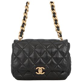 Bolsa de ombro com corrente em pele de cordeiro preta Chanel Preto