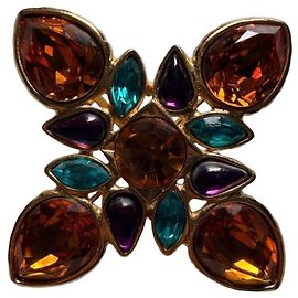 Spilla a farfalla Yves Saint Laurent in metallo dorato e pietre multicolori D'oro Altro Arancione Porpora Turchese