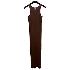 Totême Geripptes Strick-Maxikleid Braun