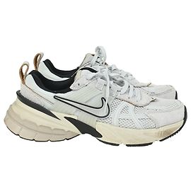 Nike V2K Run Sneaker in Summit White Mixed Media Weiß Roh