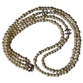 Chanel Perlenhalskette mit CC-Charms Roh Gold hardware
