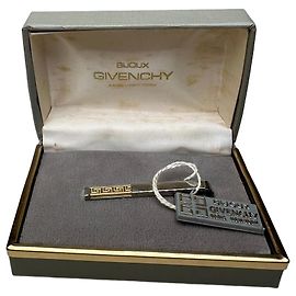 Broche Vintage Givenchy Logo Prata Ouro com Caixa Prata