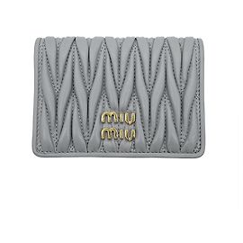 Miu Miu Miu gestepptes Visitenkartenetui, Matelassé-Leder, Grau, Damen Braun