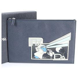 Borsa clutch Prada Saffiano Leather Monkey Robot Triangle Logo Second Bag da uomo Blu navy