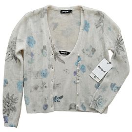 Desigual Twinset Strickjacke und Top mit Blumenmuster Weiß Blau Grau