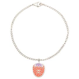 Pulseira Charm CC Morango em Resina com Banho de Prata da Chanel Prata