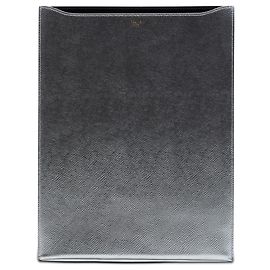 Céline Capa de tablet em couro de bezerro granulado prateado metálico Celine Prata