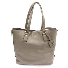 Prada Bolsa de ombro Vitello Dino cinza com zíper lateral e letras Marrom