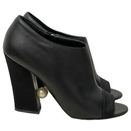 Chanel Bottines Peep-Toe en Cuir Noir à Talon Perle Noir